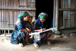 deux femmes apprennent écriture Yen Bai