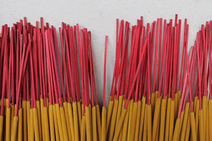 pied batons encens rouge