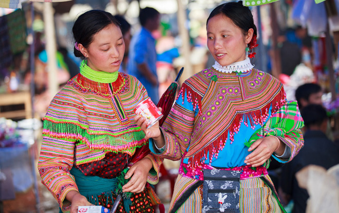 Femmes Hmong fleur à Bac Ha