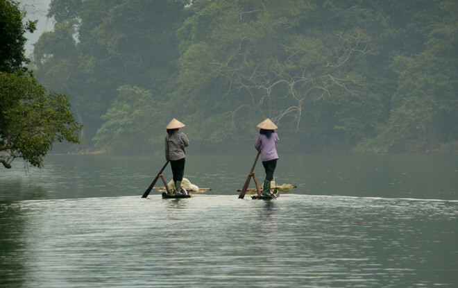 Femmes Tay sur le lac de Ba Be