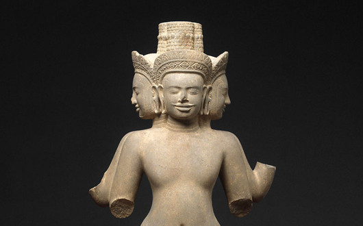 Le musée national de Phnom Penh avec un professeur de linguistique