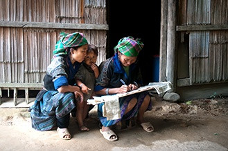 deux femmes apprennent écriture Yen Bai