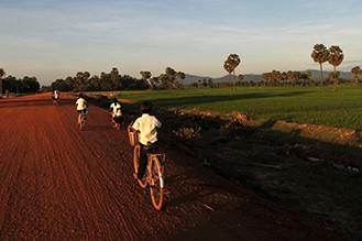 enfant fait velo kep cambodge