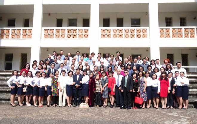 Les professeurs et étudiants de l'Université de langues et d'études internationales de Hanoi