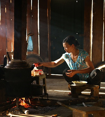femme cuisine chez monsieur Tung