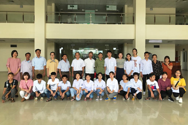 photo groupe remise bourses association les grains de riz