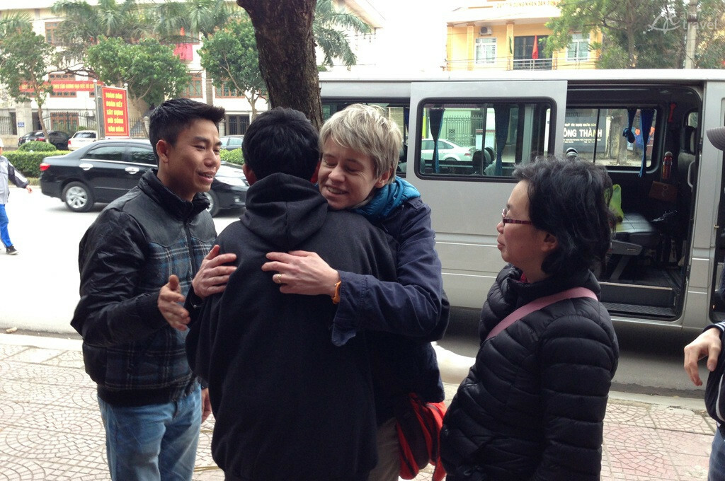 embrassade famille parrainee et fils