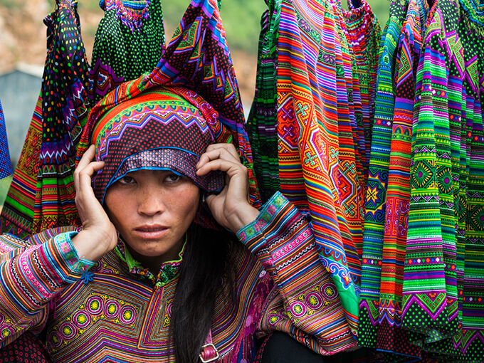 Jeune femme Hmong au marché de Can Cau